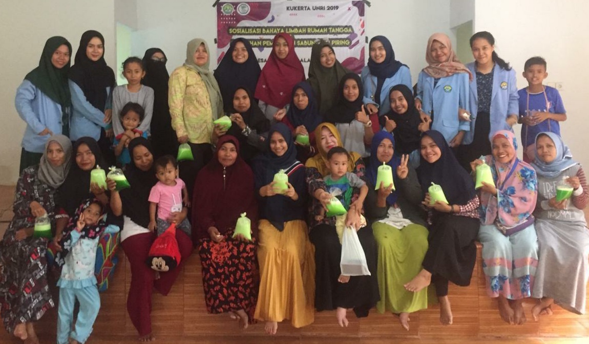 Mahasiswa Kukerta Unri Ajarkan Warga Tanjung Balam Cara Membuat Sabun Cuci Piring