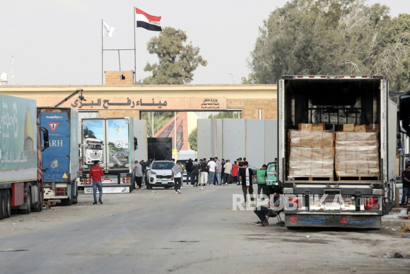 Ratusan Truk Pengantar Bantuan Ke Gaza Tertahan di Gerbang Rafah