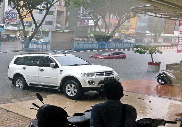 Hujan Deras, Pekanbaru Tergenang Lagi