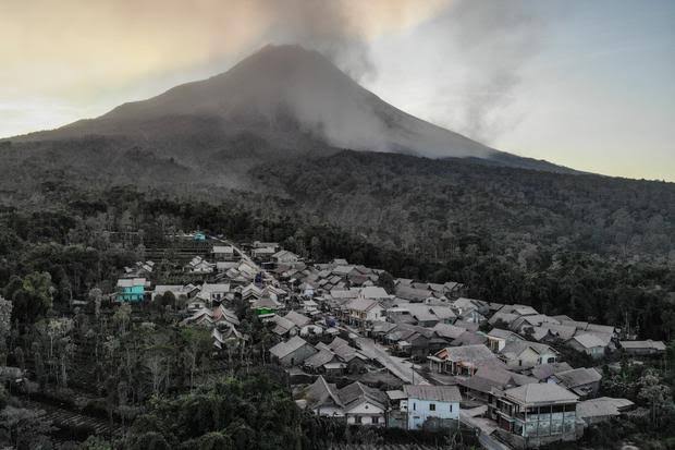 Gunung Merapi Erupsi Keluarkan Abu Vulkanik