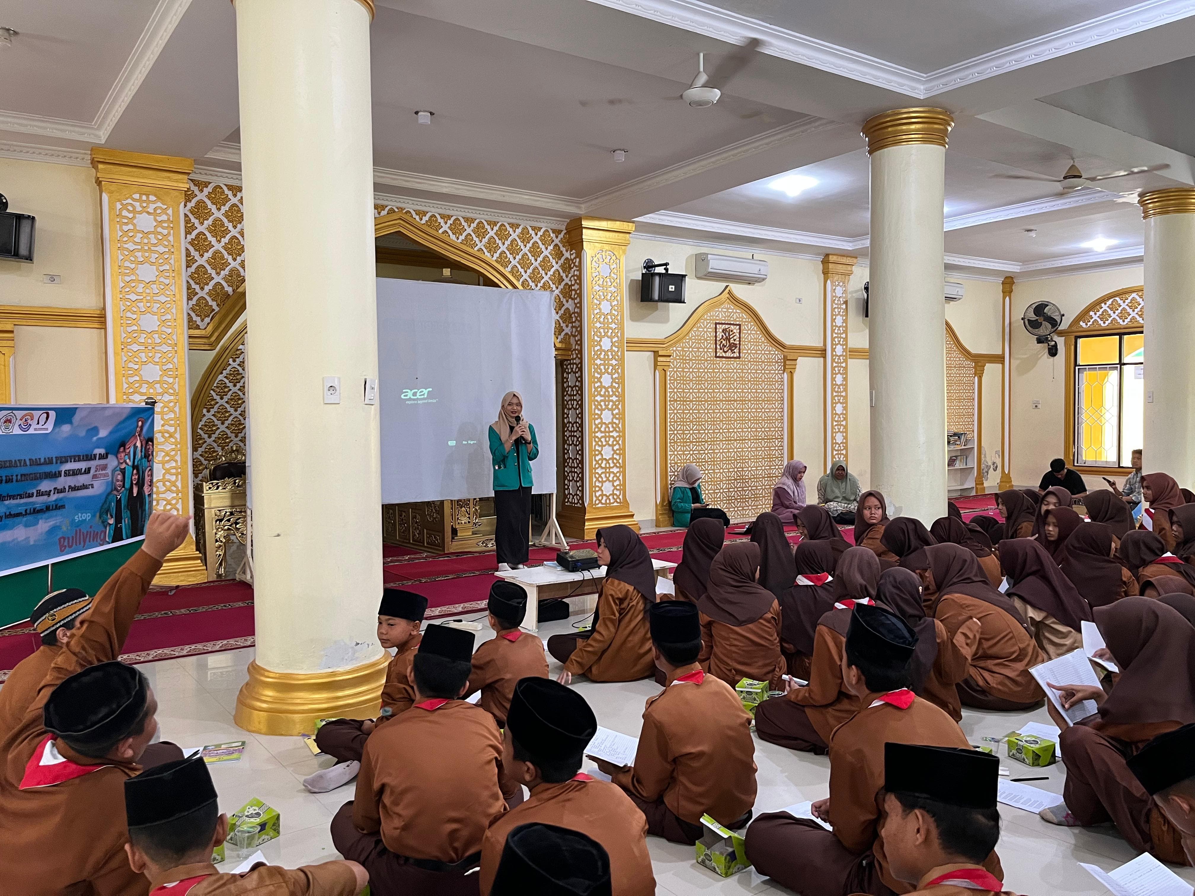 Mahasiswa Prodi Ilmu Komunikasi Univ Hang Tuah Pekanbaru Penyuluhan Pencegahan Bullying