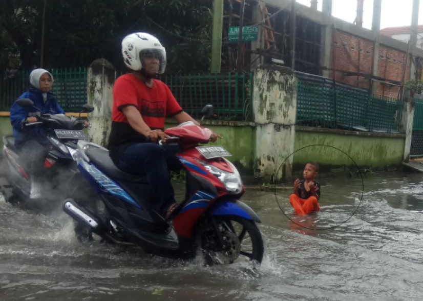 Heboh! Bocah Berdoa di Tengah Banjir Jalan Hangjebat Pekanbaru
