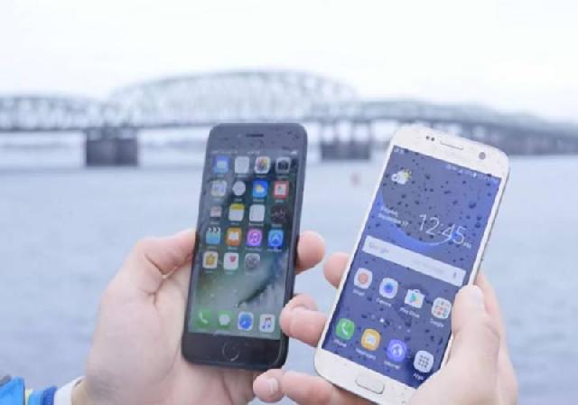 Uji Ketahanan Menyelam Ke Dalam Air iPhone 7 vs. Galaxy S7