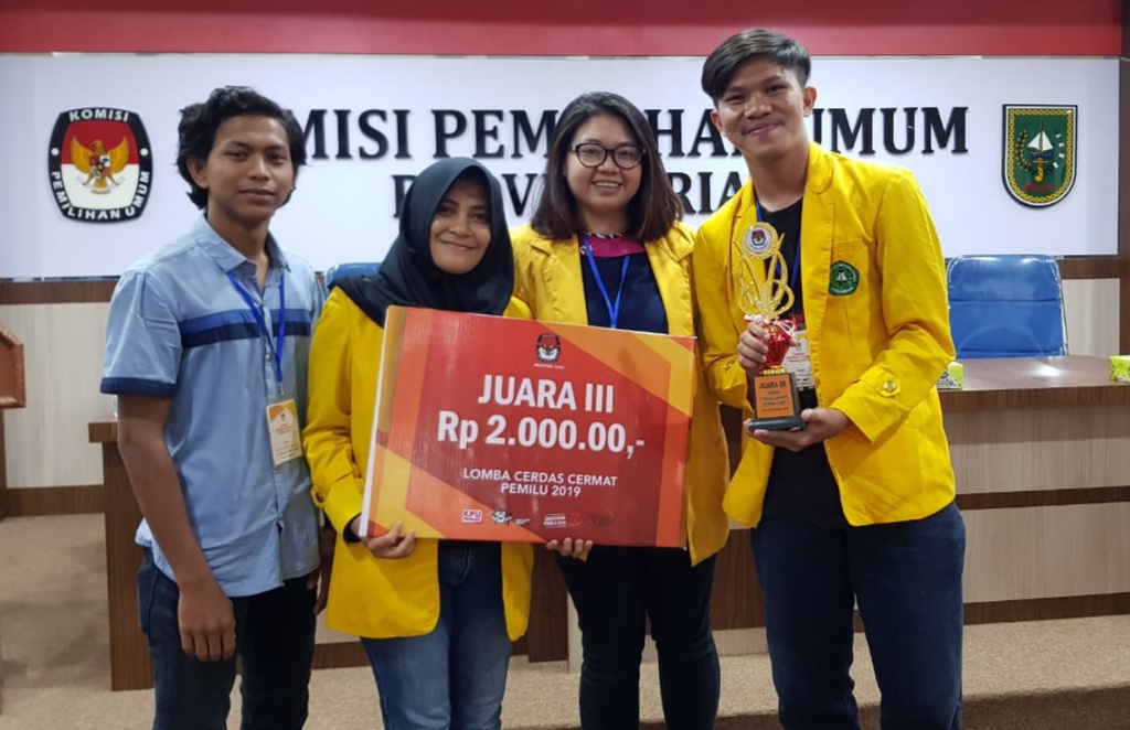 Mahasiswa Fakultas Hukum Unilak Juara III Lomba Cerdas Cermat KPU Riau