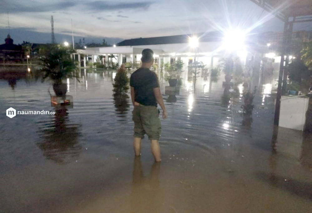 Hampir Seluruh Kota Tembilahan Diterjang Banjir Rob
