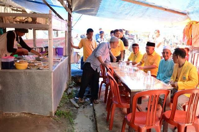 Andi Rachman Makan Sate Ayam Bersama Warga di Pasar Sungai Pagar Kampar