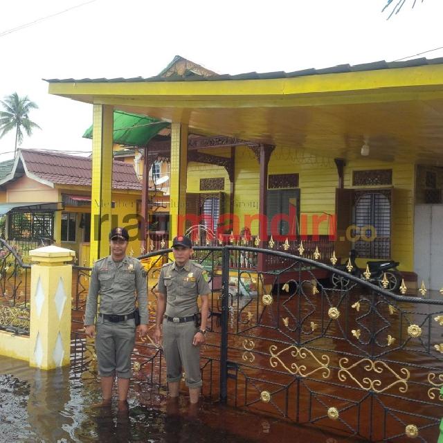Rumahnya Kena Banjir, Bupati Suyatno Instruksikan Keluarkan Alat Berat