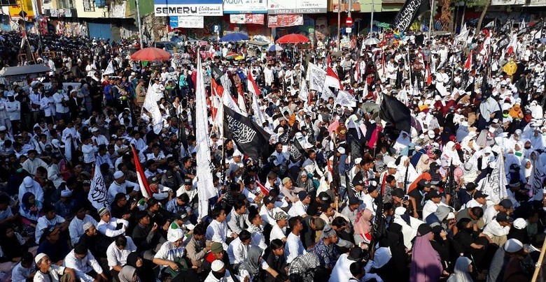 Ustaz Felix Siauw Gabung Ribuan Massa Bentangkan 1,5 Km Kain Kalimat Tauhid 