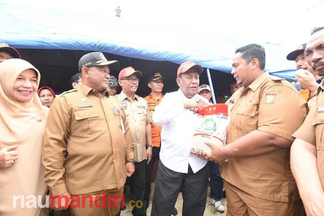 Gubernur Riau Serahkan Bantuan kepada Korban Banjir Kampar
