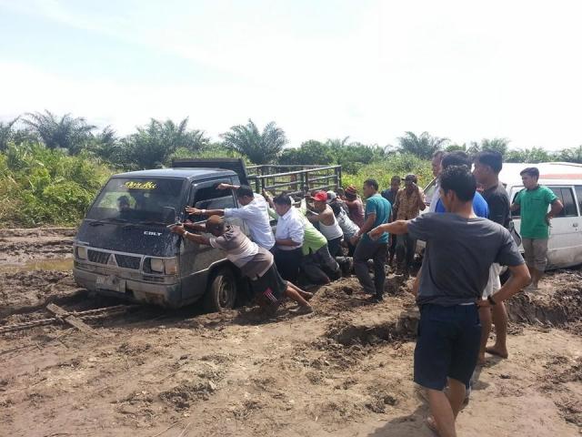 Jalan Lintas Bono Menuju Pulau Muda Rusak Parah