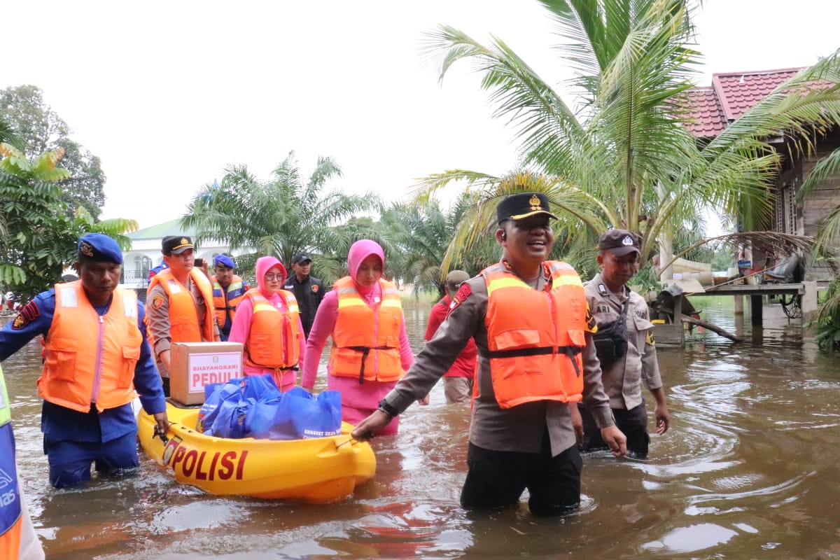 Antarkan Sembako ke Warga Dusun Muaro Sako, Kapolres Pelalawan AKBP Suwinto Terjang Banjir