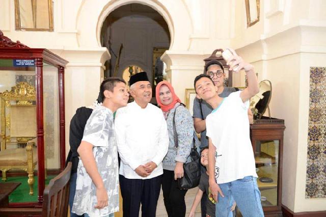 Kunjungi Istana Siak, Gubri Didoakan Warga Agar Selalu Sehat dan Lanjutkan Memimpin Riau