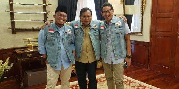 Gaya Baru Prabowo Pakai Rompi Denim