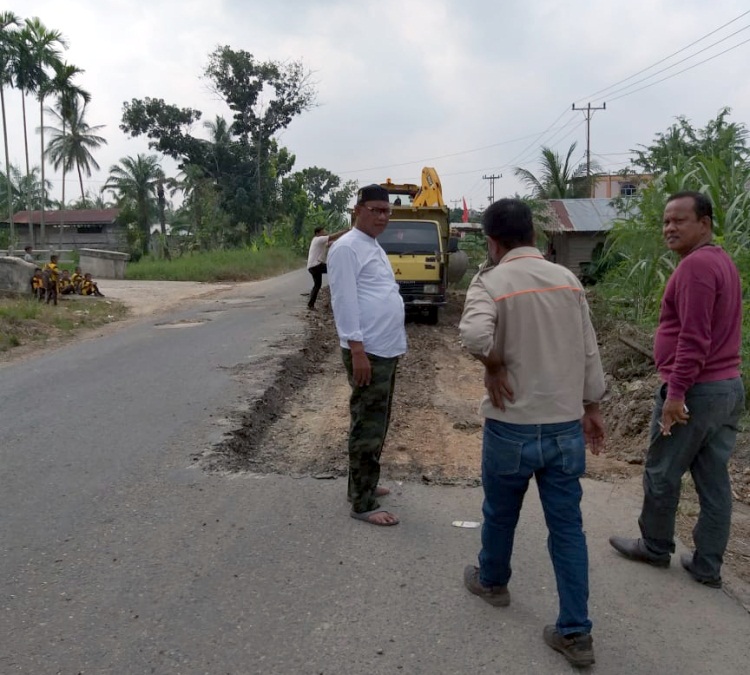 Meski Hari Libur, Bupati Suyatno Pantau Pembangunan Jalan Lintas Bagansiapiapi-Ujung Tanjung