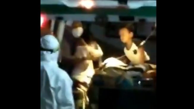 Viral Ibu dan Anak Pelukan di Ambulans, Tertular Corona saat Ayah Pulang dari RS Darurat Wisma Atlet