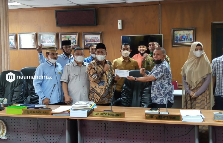 1,5 Jam Ditunggu tak Datang, Dewan Tuding Kadisdik Riau tidak Serius