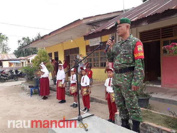 Babinsa Koramil 05/Rimba Melintang Rohil Jadi Pembina Upacara di Sekolah