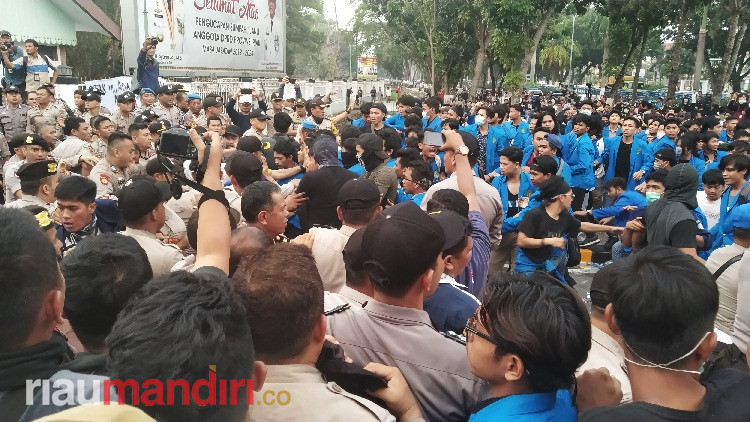 Demo di DPRD Riau Rusuh, Seorang Mahasiswa Dilarikan ke Rumah Sakit
