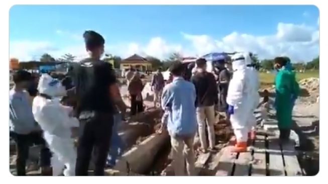 Pemuda Pukul Petugas Makam Gegara Keluarga Dikubur Pakai Protokol Covid-19