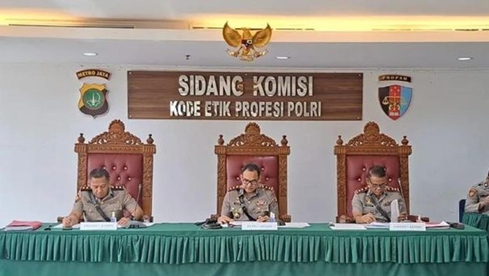Oknum Polisi Selingkuh dengan Banyak Wanita, Istri Protes Hanya Didemosi