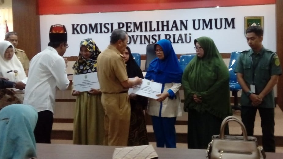 Gubernur Riau Tak Kuasa Menahan Air Mata Saat Santuni Pahlawan Pemilu yang Meninggal