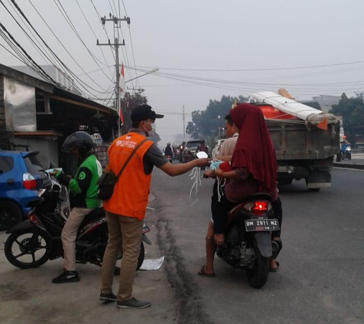 Asap Makin Tebal, Relawan Rumah Zakat Action Berbagi Masker kepada Masyarakat Pekanbaru