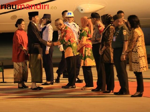 Tiba di Bandara SSK II, Presiden Jokowi Turun dari Pesawat Pakai Kain Sarung