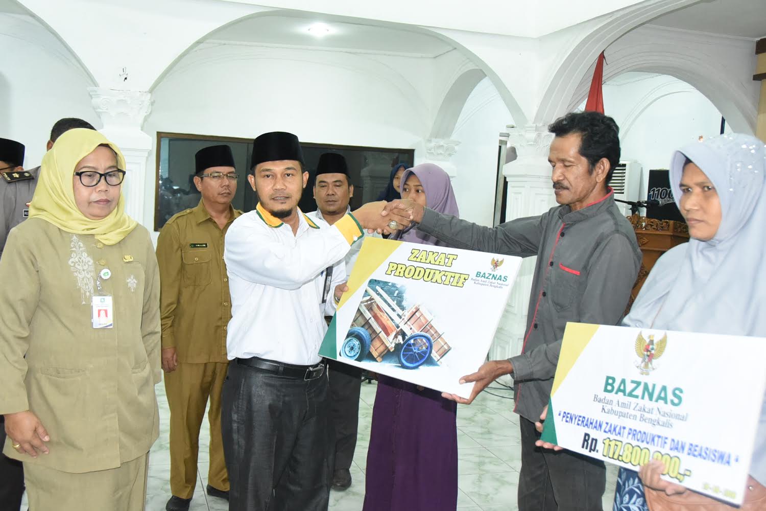 Baznas Bengkalis Salurkan Zakat Produktif dan Beasiswa
