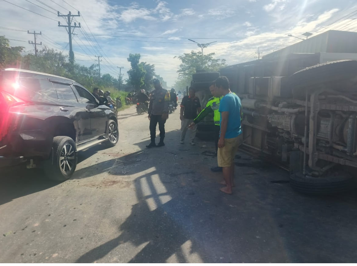 Truk Box Terguling Ditabrak Pickup L300: Satu Orang Meninggal