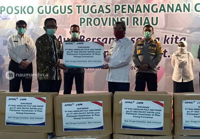 Dua Perusahaan Ini Serahkan 15 Ribu Hazmat dan 150 Ribu Masker ke Pemprov Riau