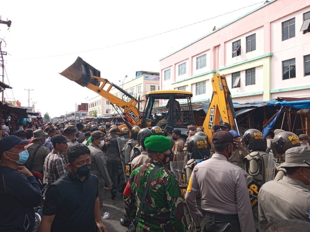 Pakai Alat Berat, Penggusuran Pedagang Pasar Agus Salim Ricuh 
