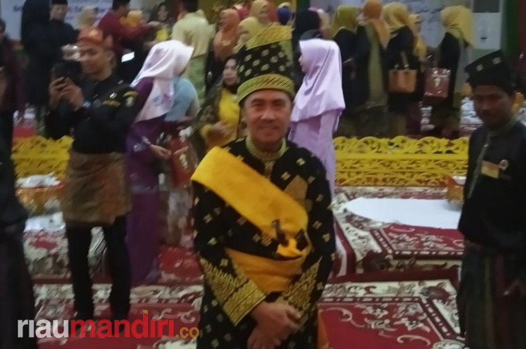 Syamsuar Berpantun Usai Penabalan Gelar Adat Melayu Riau