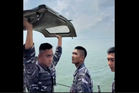 Badan Pesawat G-36 Bonanza T-2503 yang Jatuh di Selat Mudara Ditemukan