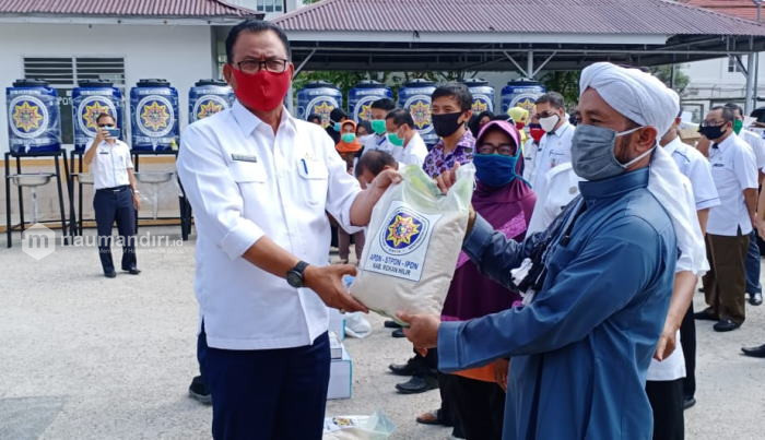 Alumni APDN Rohil Bagikan 600 Paket Sembako, APD dan Alat Cuci Tangan