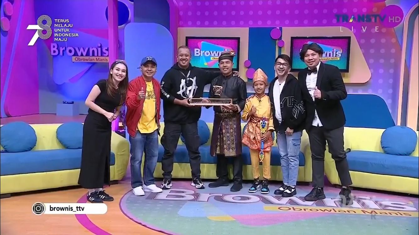 'Togan Luan Rajo Bujang' Nari di Brownis Trans TV, Beri Cendera Mata Miniatur Jalur