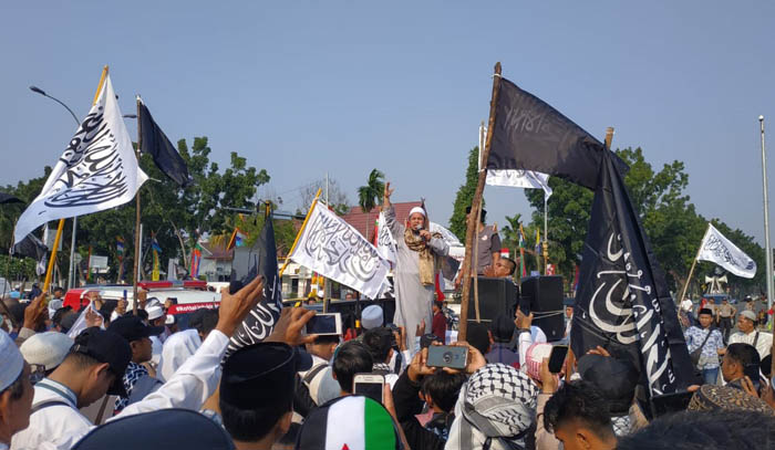 Aksi Damai di Depan Kediaman, Ratusan Umat Islam Minta Gubernur Riau Bela UAS