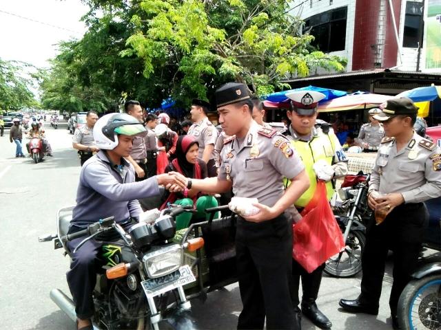 Polwan Bantu Bawa Korban Serangan Jantung Ke Rumah Sakit