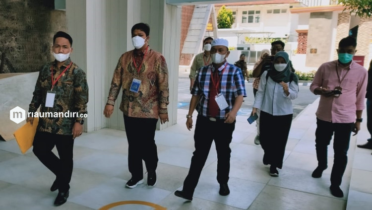 Andi Putra Serahkan Bukti Pemerasan Oleh Oknum Kejari ke Kejati Riau