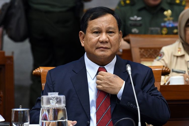 Viral di Media Sosial Prabowo Bercanda Bangunkan Ajudan yang Ketiduran
