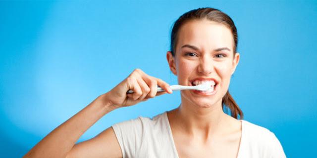 Inilah 5 Pemicu Gusi Berdarah Saat Menyikat Gigi