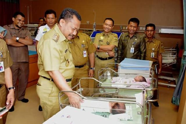 Wabup Kampar Besuk Bayi yang Dibuang di Meja Penjual Gorengan