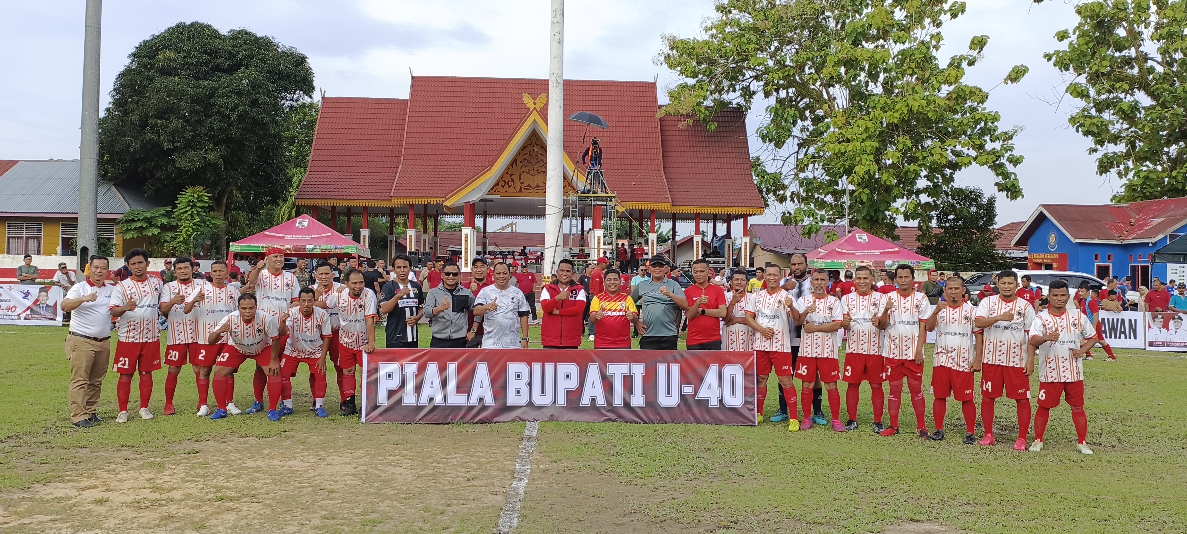 Bupati Pelalawan Buka Turnamen Piala Bupati Cup U-40