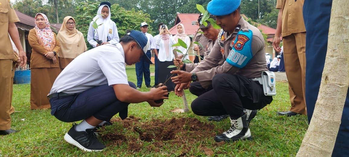 Penyuluhan Sekaligus Tanam Pohon, Polsek Kuantan Tengah Tanamkan Kesadaran Jaga Lingkungan