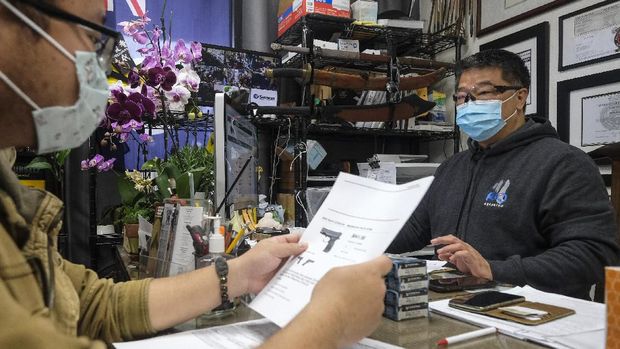 Bukan Bahan Pokok, Warga AS Panic Buying Senjata Api di Tengah Wabah Corona