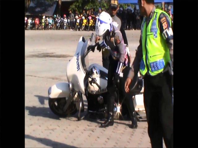 Polwan Cantik Unjuk Keahlian Kendarai Moge