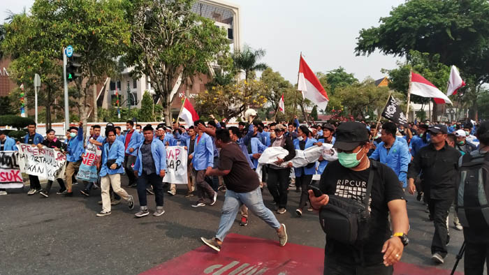 Ribuan Mahasiswa UIN Suska Riau Bawa 'Pocong Gubernur' Saat Demo Asap