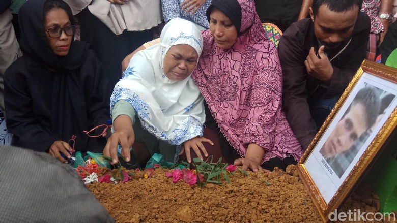 Tangis Istri Pecah Saat Korban Penembakan di Papua Dimakamkan
