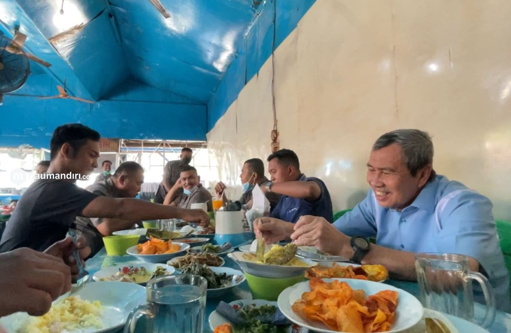 Gubernur Riau Ajak Musisi Jalanan Makan, Begini Kisahnya