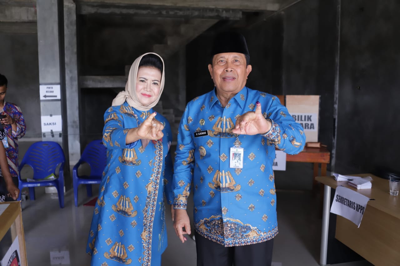Bupati Sukiman Ikut Nyoblos dan Tinjau Pelaksanaan Pilkades Serentak