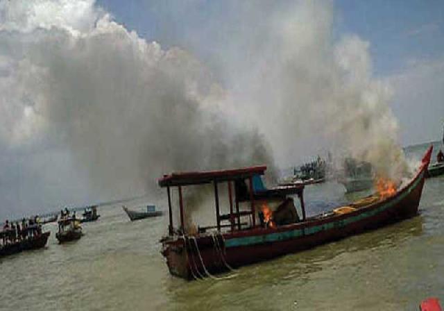 Kapal Nelayan Sumut Dibakar Warga Rohil